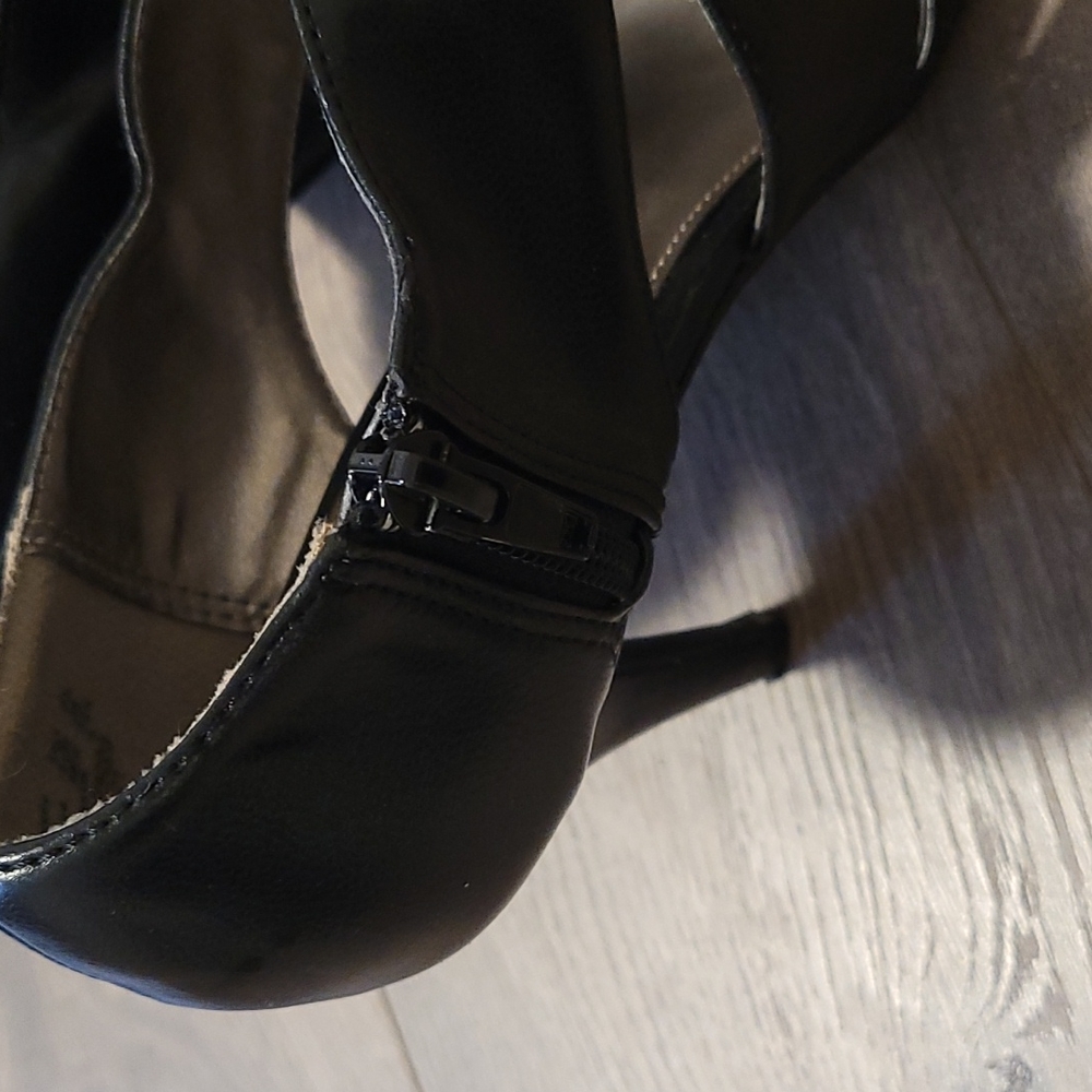 Heels - Picture 3 of 7